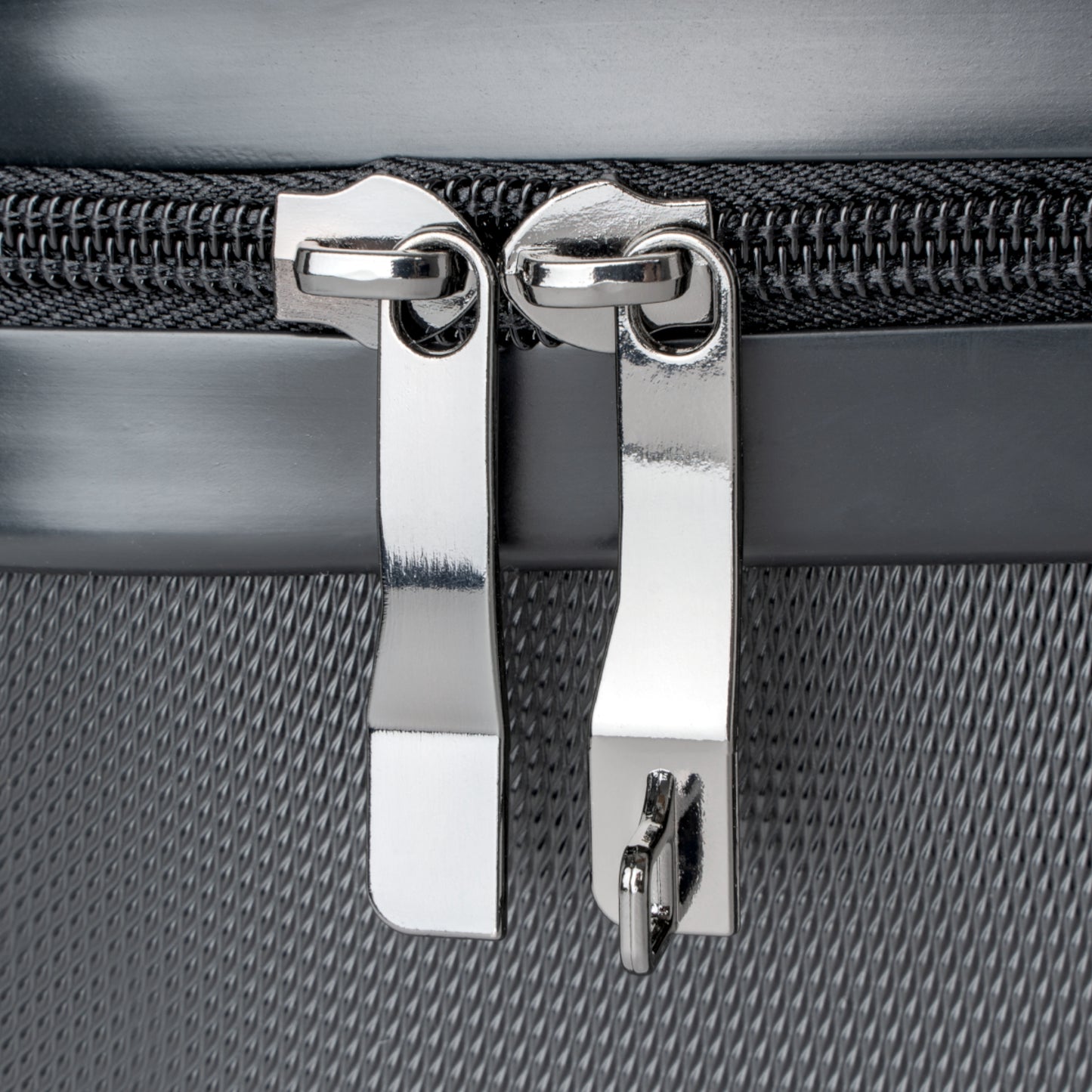 Achievable - Stylish Travel Suitcase for All Your Needs - DANA Shop - Bags 360-degree swivel wheels